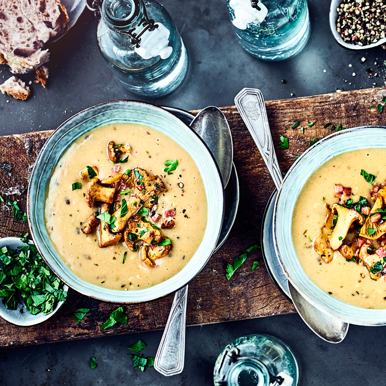 Waldpilzsuppe mit Pfifferlingstopping