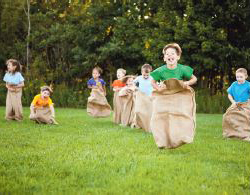 Sackhüpfen - Kinder-Gartenolympiade