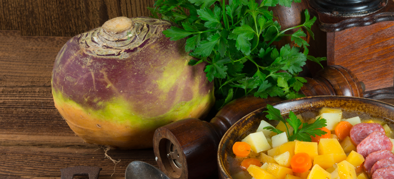 Steckrübe neben einer Suppe