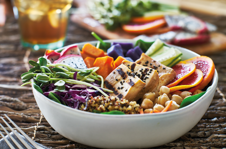 Bowl mit Tofu und frischen Zutaten