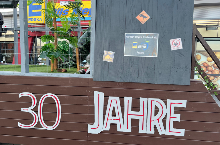 Der Jurassic Park Faslamswagen vor dem EDEKA-Makrt Nils Meyer