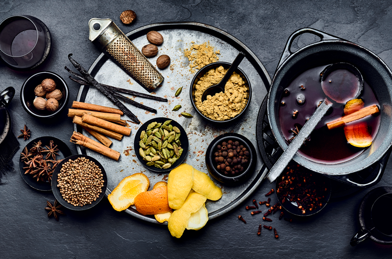 Verschiedene Zutaten für einen Glühwein oder Punsch