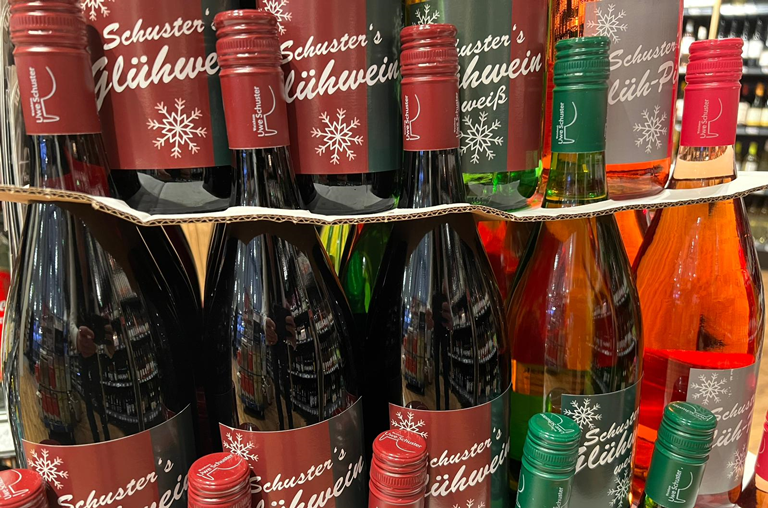 Auswahl der Glühweine bei EDEKA Nils Meyer, bsp. Schuster Glühwein