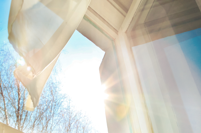 Offenes Fenster, lüften im Winter