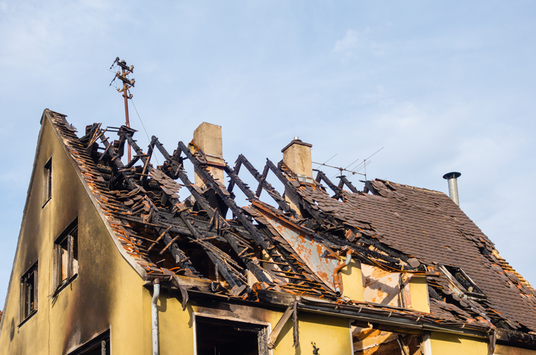 Haus mit abgebranntem Dachstuhl